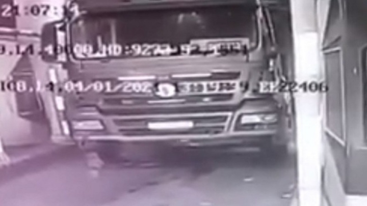 Đang nằm dưới gầm sửa xe, tài xế bị cán qua người chết thương tâm