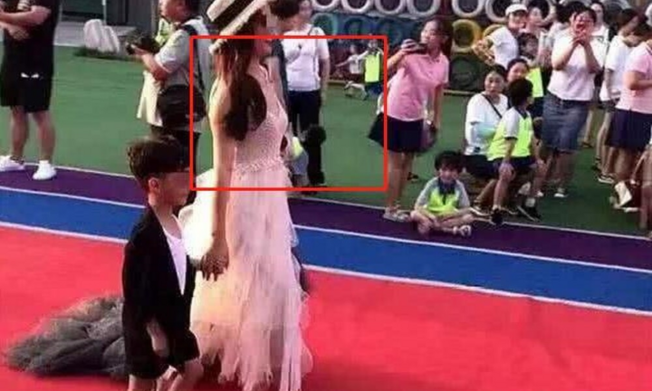 Mặc váy gợi cảm đi họp phụ huynh, bà mẹ bị chỉ trích dữ dội