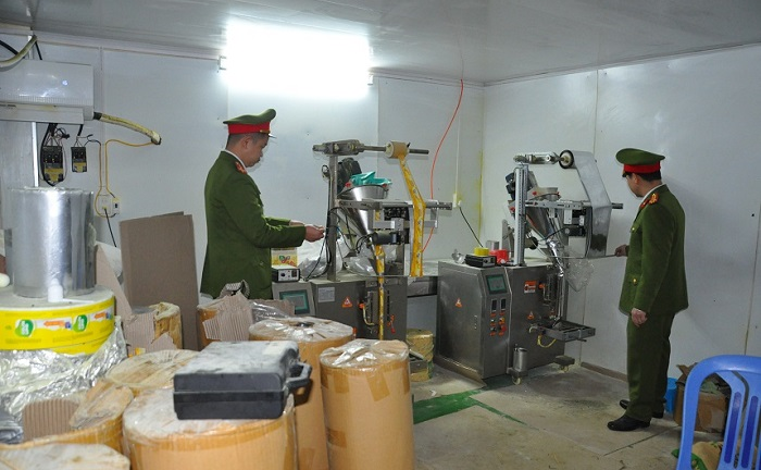 Đột kích nhà máy sản xuất thực phẩm ở Hải Dương, phát hiện nhiều sản phẩm rởm