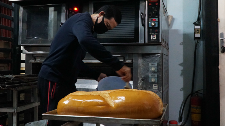 Video: Bánh mì khổng lồ nặng 2,3 kg giá 70.000 đồng ở TP.HCM 