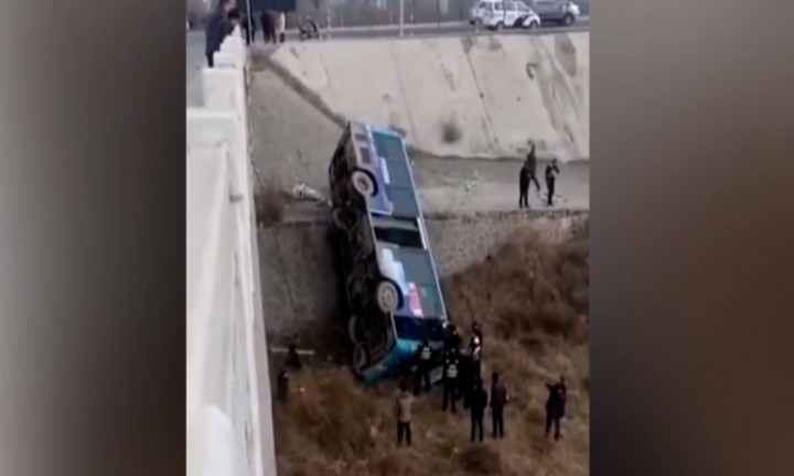 Video: Xe cấp cứu tông xe buýt rơi xuống sông cạn