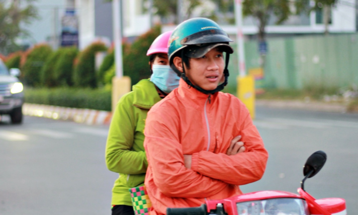 Ảnh hưởng không khí lạnh, người Sài Gòn co ro đi làm
