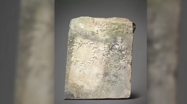 Phiến đá tưởng đồ vất đi trong vườn nhà hóa ra là cổ vật siêu quý 1.800 năm tuổi