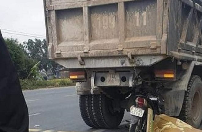 Xe máy tông đuôi xe tải trên Quốc lộ 10, ba người thương vong