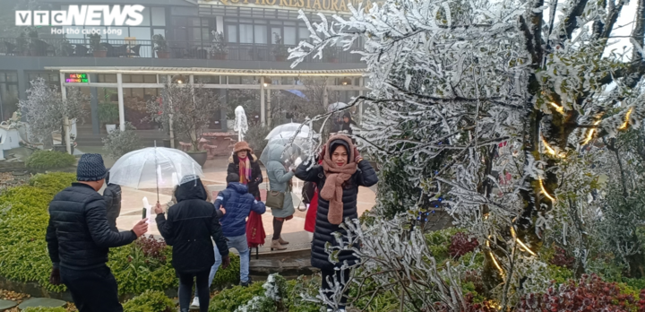 Băng tuyết phủ trắng cổng trời, du khách nườm nượp kéo đến check-in