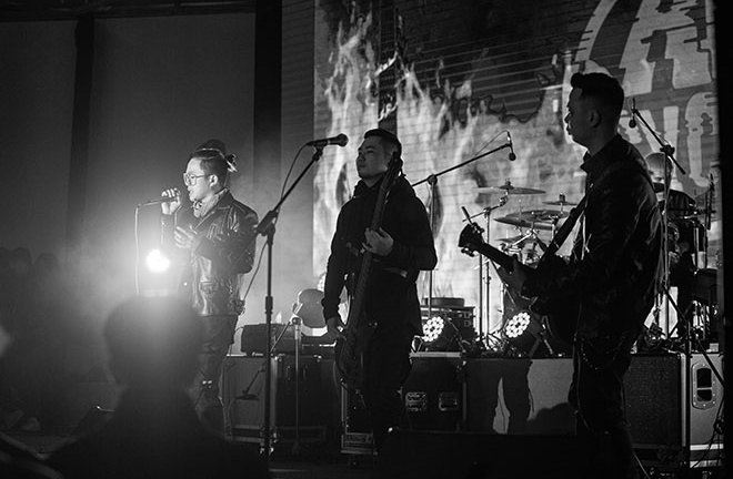 Rock band hội ngộ fan, 'đốt cháy' Hà Nội giữa trời băng giá 
