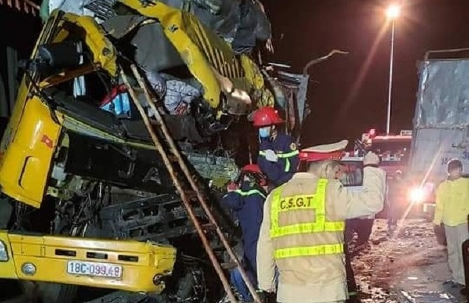 Nam Định: Hai xe tải nát đầu sau cú tông trực diện, 2 tài xế mắc kẹt trong cabin