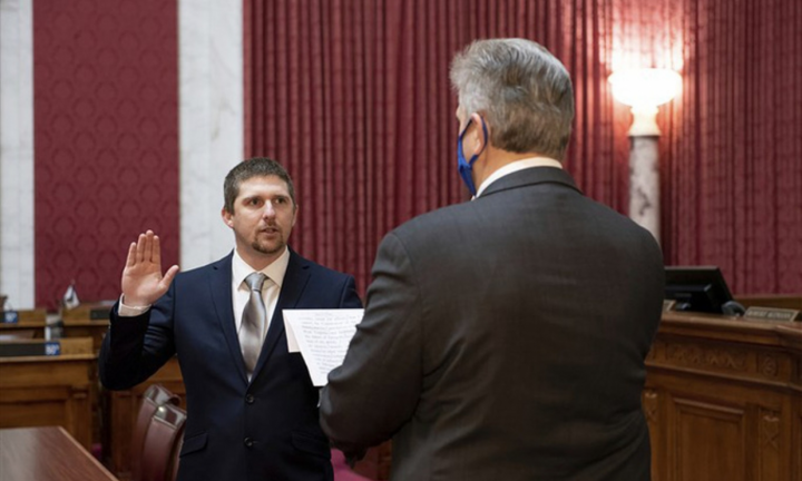 Tham gia vào vụ bạo động tại tòa nhà Quốc hội, Hạ nghị sĩ từ chức