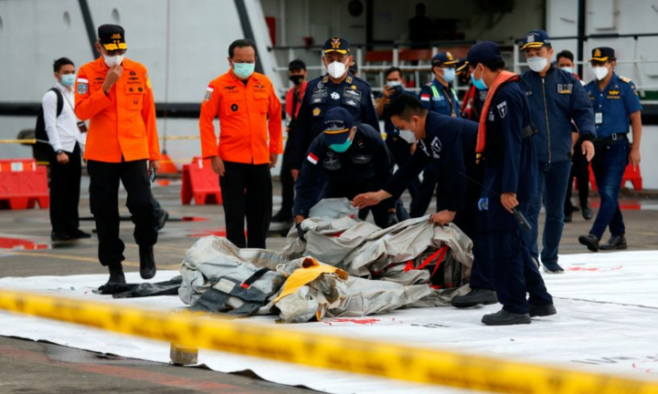 Indonesia xác định được vị trí hai hộp đen của máy bay rơi