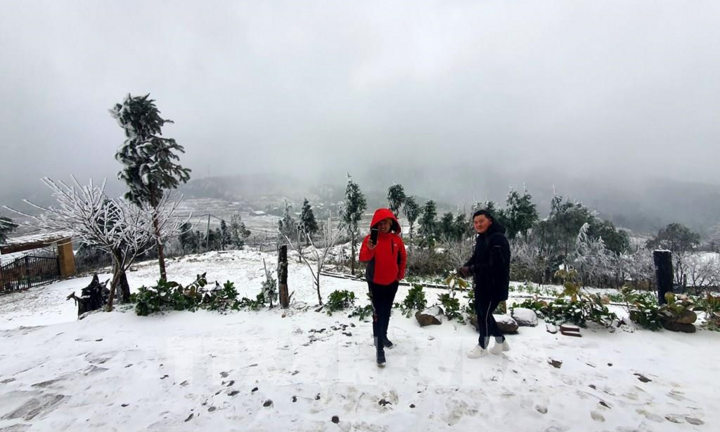 Video: Du khách phấn khích vui đùa dưới mưa tuyết ở Y Tý