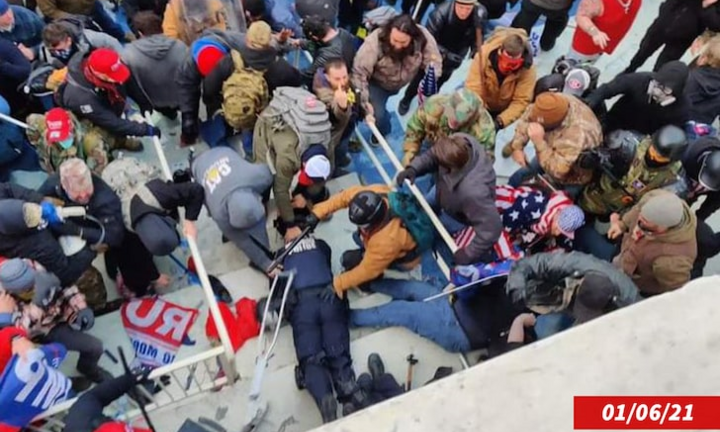 Video: Khoảnh khắc cảnh sát bị hành hung man rợ ở Đồi Capitol