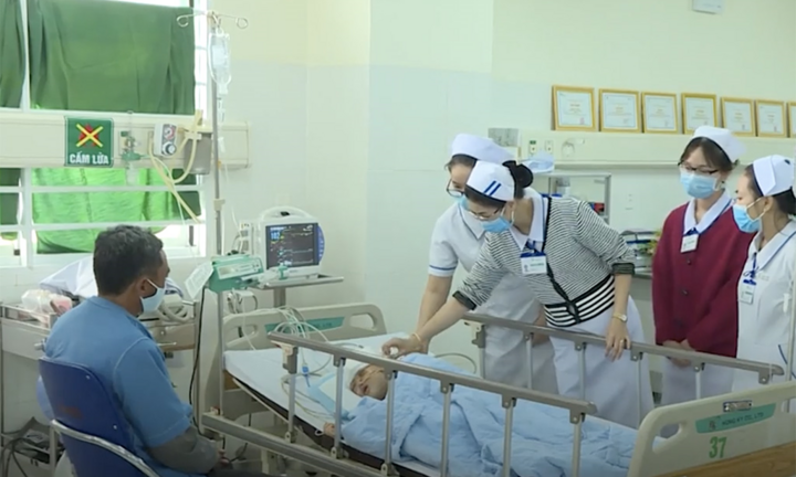 Sức khỏe bé trai 5 tuổi bị cha chém rách mặt giờ ra sao?