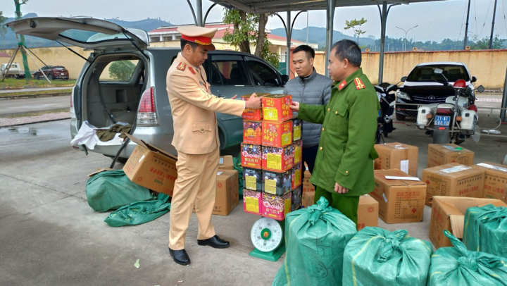 Bắt giữ nửa tấn pháo lậu trên đường về Vĩnh Phúc tiêu thụ