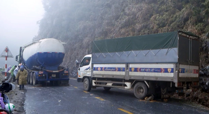 Video: Mặt đường đèo Ô Quý Hồ đóng băng, nhiều phương tiện gặp nạn