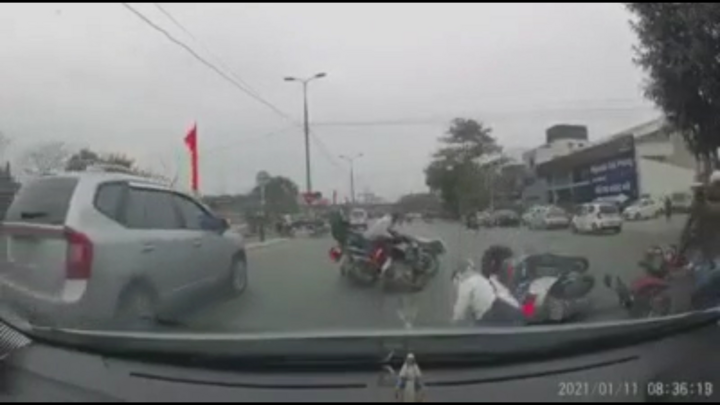 Video: Không va chạm nhau, nhiều xe máy bỗng nhiên ngã nhào giữa phố Hà Nội