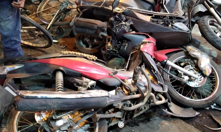 Nữ tài xế lái Toyota Fortuner tông loạt xe máy trên phố Hà Nội