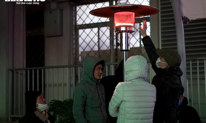 Những cây sưởi xua tan đêm lạnh cho người nhà bệnh nhân nơi hành lang bệnh viện