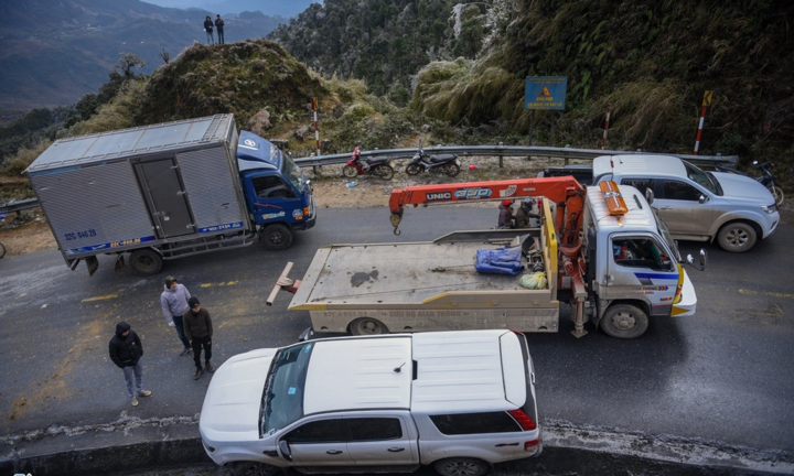 Băng tuyết khiến mặt đường đóng băng, tài xế mắt kẹt hai ngày giữa đèo Ô Quy Hồ