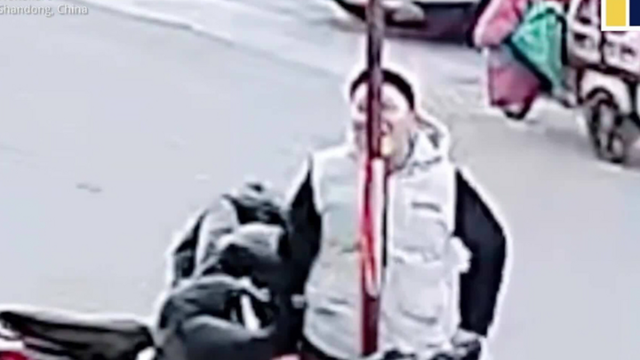 Video: Liếm cột kim loại giữa trời giá lạnh, lưỡi nam thanh niên bị dính chặt