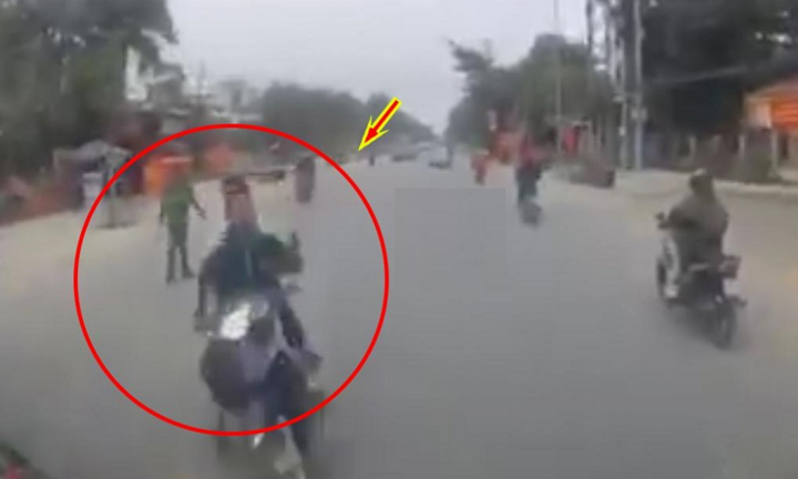 Lạng lách né cảnh sát, hai thanh niên tông thẳng vào ô tô tải