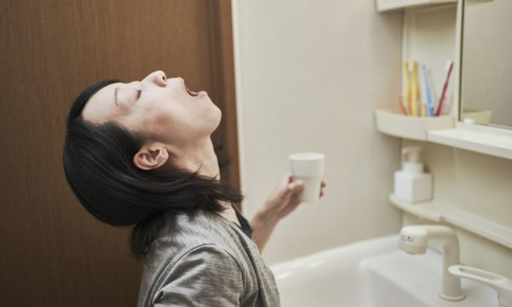 Có nên súc miệng nước muối hàng ngày?