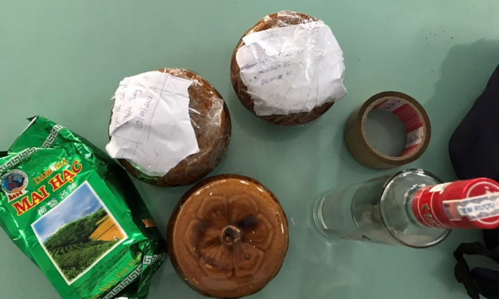 Chủ quán ăn hốt hoảng khi nam thanh niên say rượu bỏ lại 2 hũ nghi đựng tro cốt