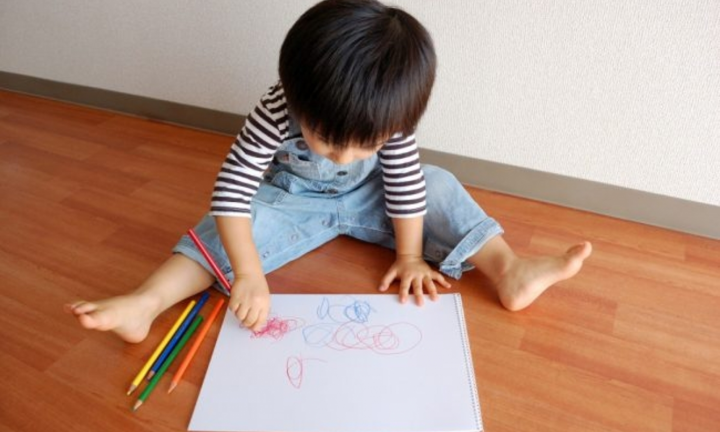 Bé thuận tay trái, cha mẹ có nên thay đổi thói quen này?