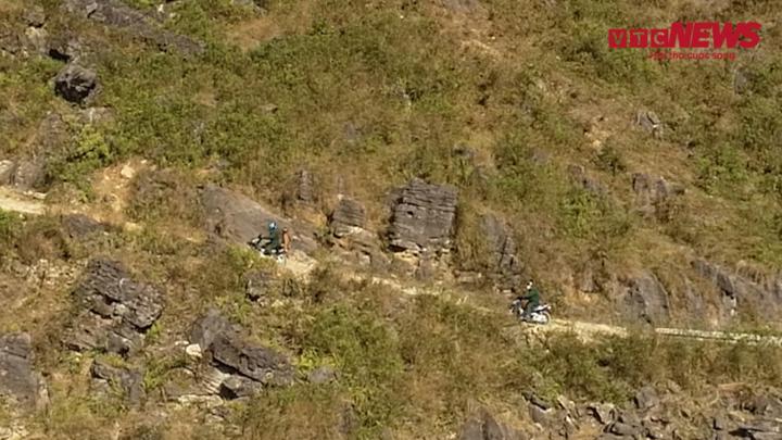 Video: Vượt núi đá hiểm trở đưa con nuôi đồn biên phòng về đón Tết người Mông