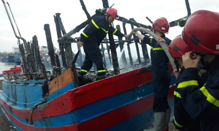 Tàu cá Quảng Ngãi cháy rụi trong đêm, thiệt hại gần 4 tỷ đồng