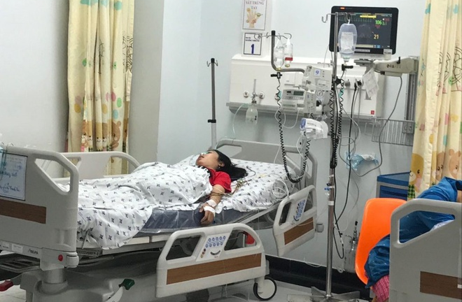 Bị mẹ mắng, bé gái 15 tuổi uống 28 viên thuốc chống trầm cảm