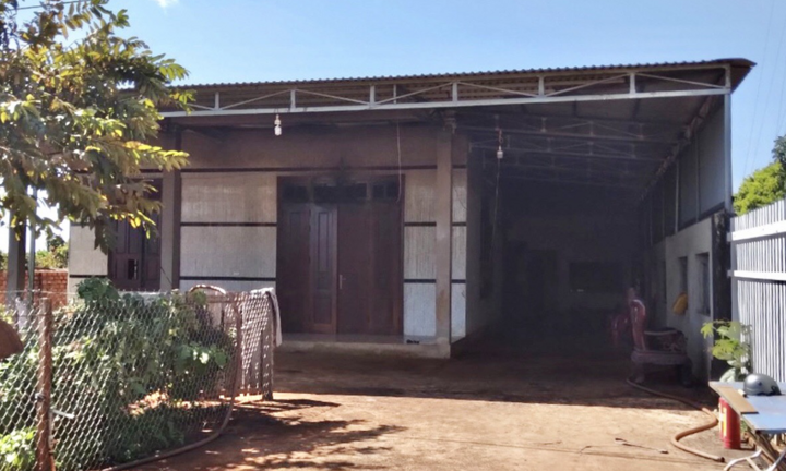 Người đàn ông đuổi vợ con khỏi nhà rồi tẩm xăng tự thiêu