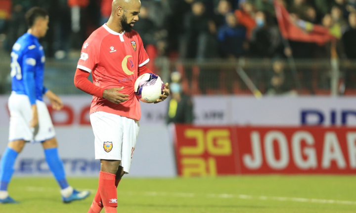 Video: Tiền đạo Hà Tĩnh đá hỏng 2 quả phạt đền trong một hiệp đấu