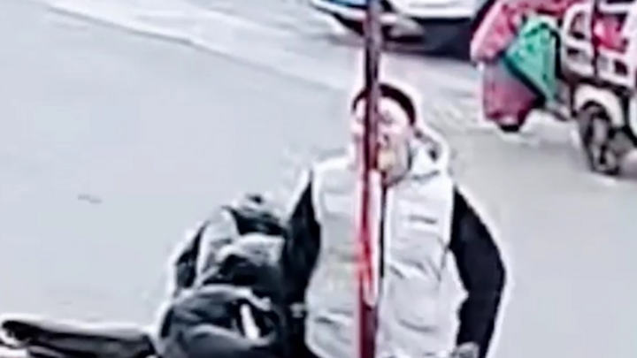 Video: Liếm thanh kim loại khi trời -16 độ C, thiếu niên Trung Quốc bị dính lưỡi