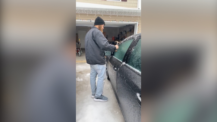 Video: Người đàn ông 'rã đông' xe hơi bằng búa