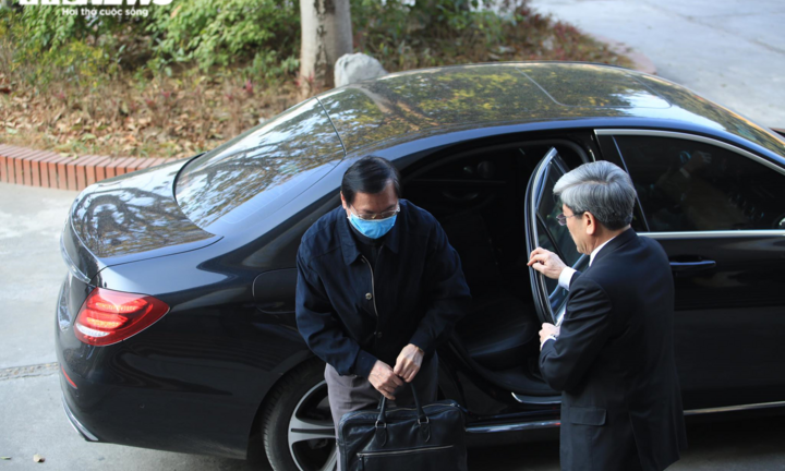 Vì sao cựu Bộ trưởng Vũ Huy Hoàng không bị còng tay, đi xe Mercedes tới toà?