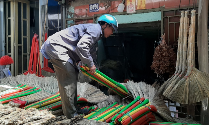 Làng chổi đót duy nhất Sài Gòn tất bật vào vụ Tết