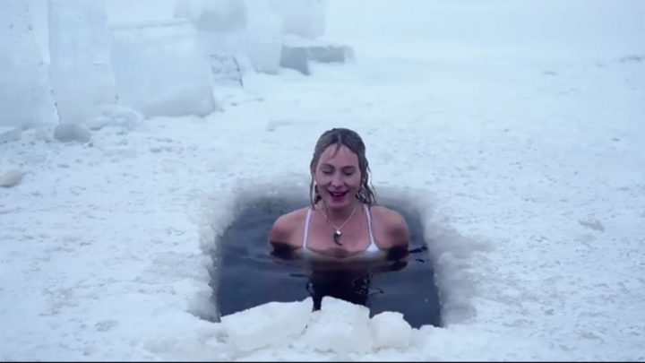 Video: Rùng mình xem cô gái tắm trong hồ băng