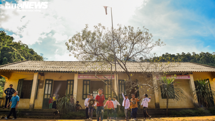 Thưởng Tết giáo viên cắm bản xứ Thanh: Khi chai nước mắm, lúc măng rừng