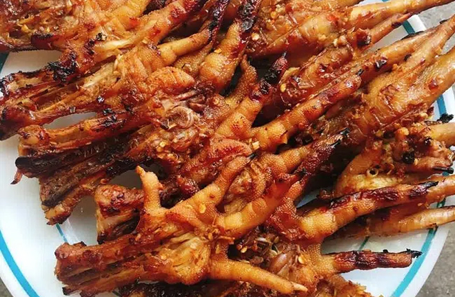 Bị bạn trai bỏ do ăn hết 12 chân gà, cô gái lên mạng 'than khóc'