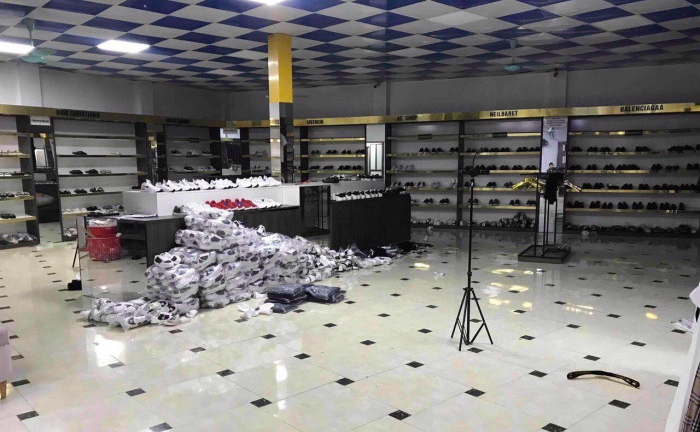 Triệt phá chuỗi AE Shop bán quần áo, giày dép giả loạt hàng hiệu