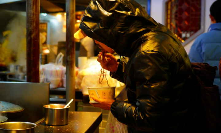 Người Vũ Hán và những bát mỳ trộn nóng vượt đại dịch COVID-19