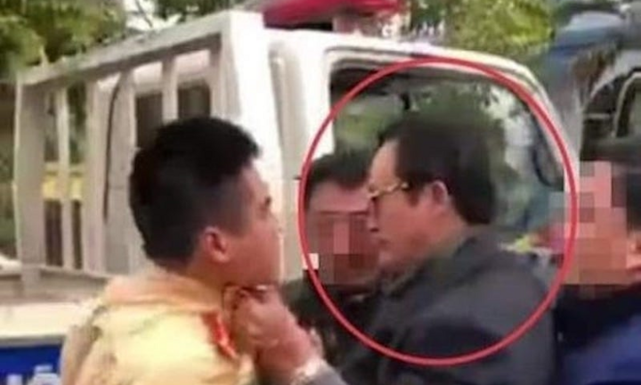 Chi cục trưởng say xỉn, túm áo CSGT bị phạt gần 40 triệu đồng