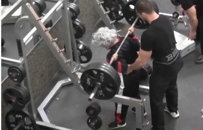 'Bà cụ' nâng tạ gần 200kg khiến trai trẻ mặt xanh lè sợ hãi