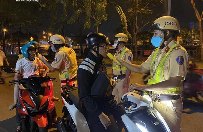 CSGT TP.HCM tước gần 4.800 bằng lái xe trong tháng cao điểm