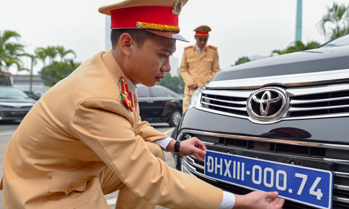 Gắn biển số cho hơn 100 xe phục vụ Đại hội Đảng XIII