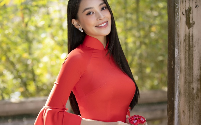 Hoa hậu Tiểu Vy đẹp tinh khôi với áo dài truyền thống 