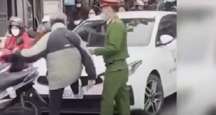 Video: Sau va chạm, cụ ông đi xe máy quyết 'ăn thua' với ô tô
