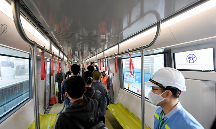 Video: Người dân thích thú tham quan đoàn tàu tuyến Metro Nhổn - ga Hà Nội