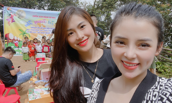 Hot girl Phạm Ngọc Linh tặng áo ấm cho trẻ em vùng cao