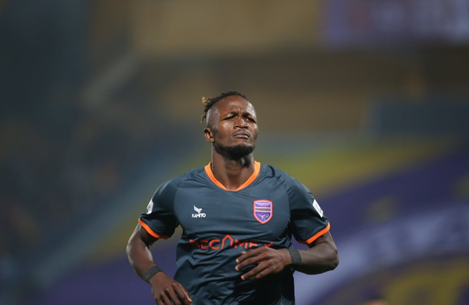 Becamex Bình Dương sa thải ngoại binh từng sút bóng vào phóng viên